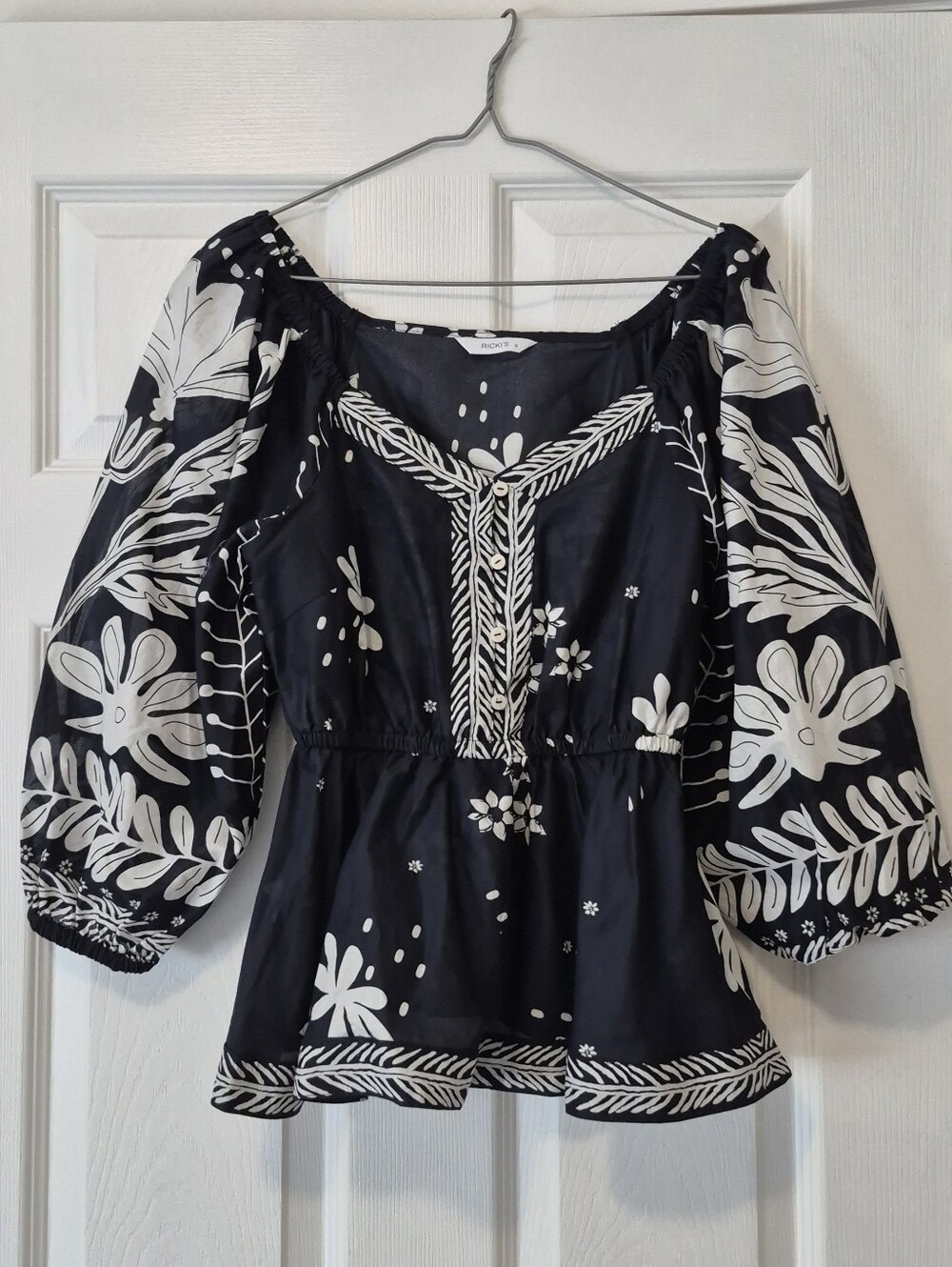 Ricki's BNWOT 100% cotton navy and White Floral Peasant Blouse